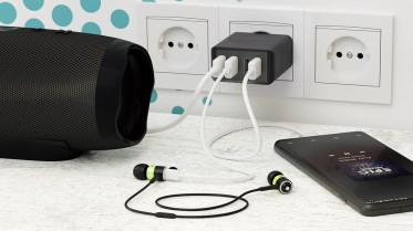 Čtyřkanálový síťový USB adaptér (celkem 6000 mA, 30W) - černý